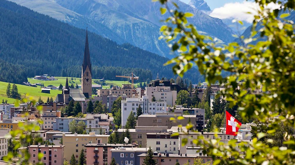 Zwei Asylsuchende hatten im August 2024 in Davos einen 19-jährigen Juden angegriffen und beleidigt. Sie sind nun zu Freiheitsstrafen verurteilt worden. (Archivbild)