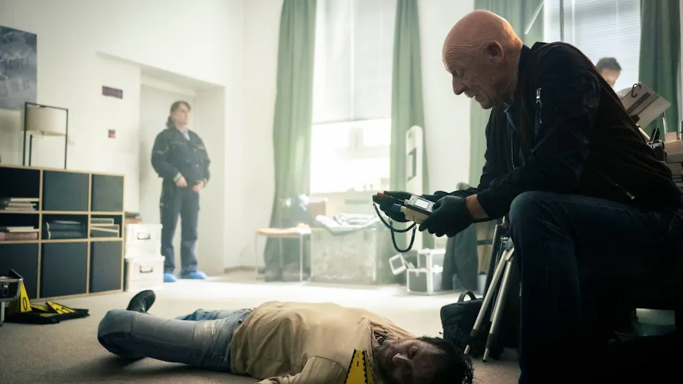 «Tatort» im Check: Warum steht der Kölner Fernsehturm leer?. Szenefotograf Alex Schmitz (Sven Gerhardt) ist tot. Gerichtsmediziner Dr. Roth (Joe Bausch, rechts) untersucht die Leiche.