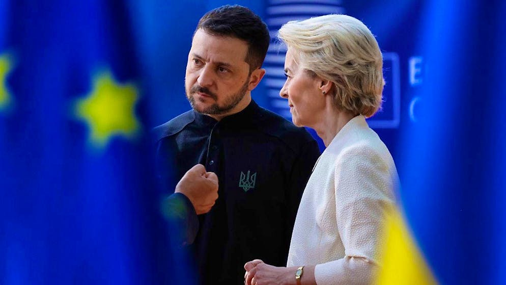 European Council President Antonio Costa (l-r, obscured), Ukrainian President Volodymyr Zelensky and the President of the European Commission talk to each other as they arrive for a special EU summit in the European Council building. Photo: Omar Havana/AP/dpa