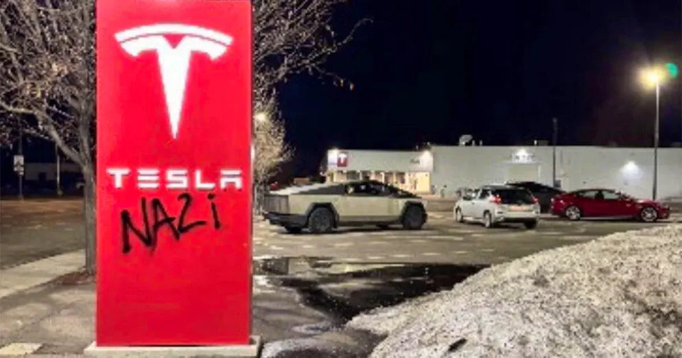 Bei einem Teslashop in Colorade wurden mehrere Fahrzeuge mit Graffiti besprüht.