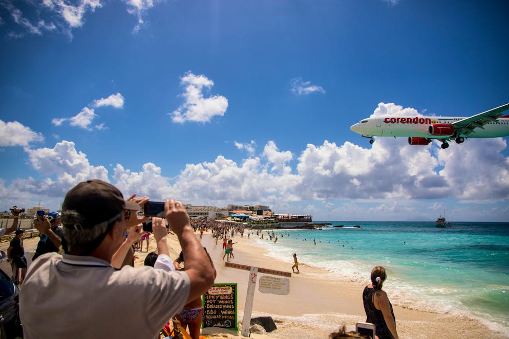 In Sint Maarten kommen Flugzeuge dem Strand gefährlich nah. 