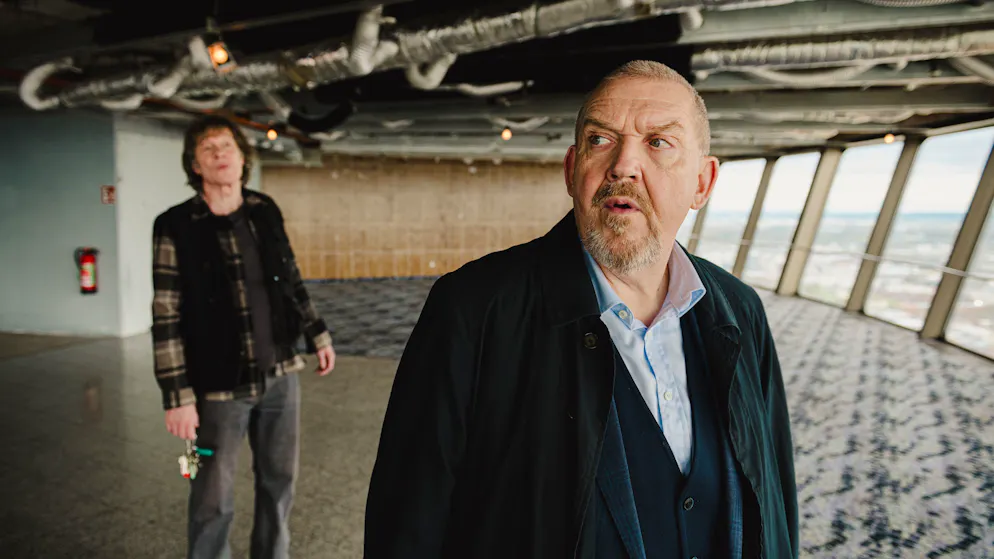 «Tatort» im Check: Warum steht der Kölner Fernsehturm leer?. Freddy Schenk war vor 30 Jahren schon einmal im Einsatz in und um den Colonius-Turm. Nun zeigt ihm der Hausmeister (Gerd Köster, links), wie es in dem mittlerweile stillgelegten Gebäude heute aussieht.