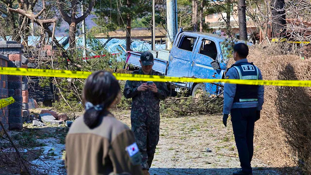dpatopbilder - A South Korean army soldier and a policeman stand guard at the accident site where a South Korean fighter plane accidentally dropped bombs on a civilian area during training. Photo: Uncredited/Yonhap/AP/dpa