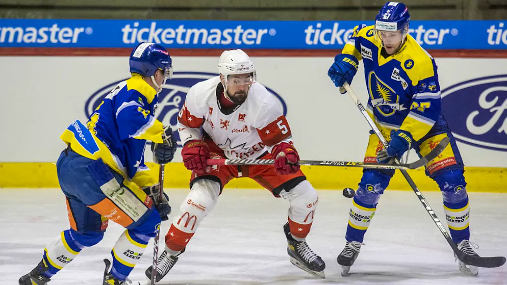 Der EHC Arosa, in den blau-gelben Trikots, spielt bald in der Swiss League