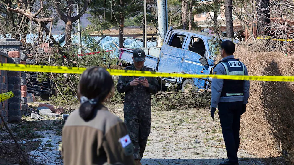 dpatopbilder - Ein Soldat der südkoreanischen Armee und ein Polizist stehen Wache an der Unfallstelle, an der ein südkoreanisches Kampfflugzeug während eines Trainings versehentlich Bomben auf ein ziviles Gebiet abgeworfen hat. Foto: Uncredited/Yonhap/AP/dpa