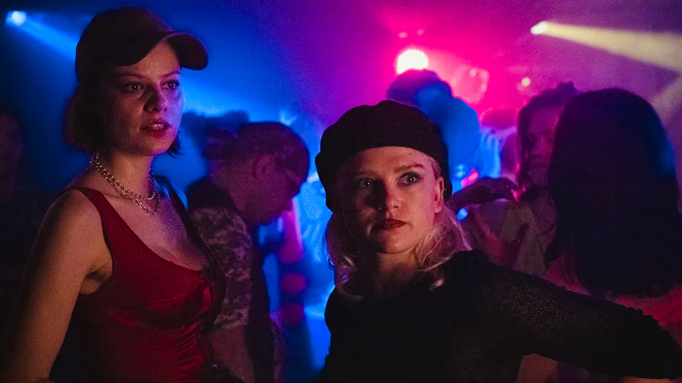 «Tatort» im Check: Warum steht der Kölner Fernsehturm leer?. Gina (Emma Bading, links) und Meike Bennis (Sinje Irslinger) wollen es am ersten Partyabend, nachdem Gina ihr Baby zur Welt gebracht hat, endlich wieder einmal krachen lassen.