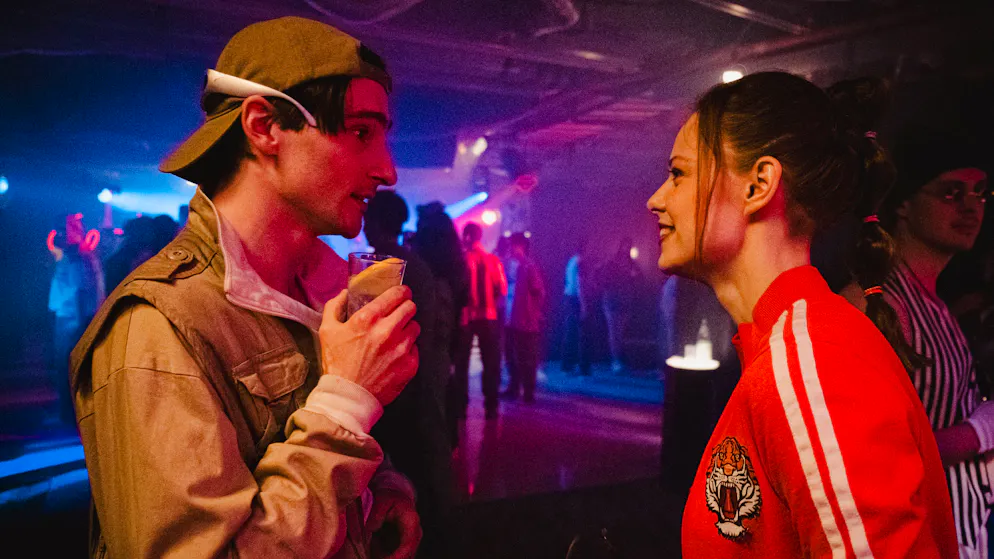 «Tatort» im Check: Warum steht der Kölner Fernsehturm leer?. Gina (Emma Bading) und René (Sebastian Schneider) unterhalten sich auf einer Colonius-Party des Jahres 1993.