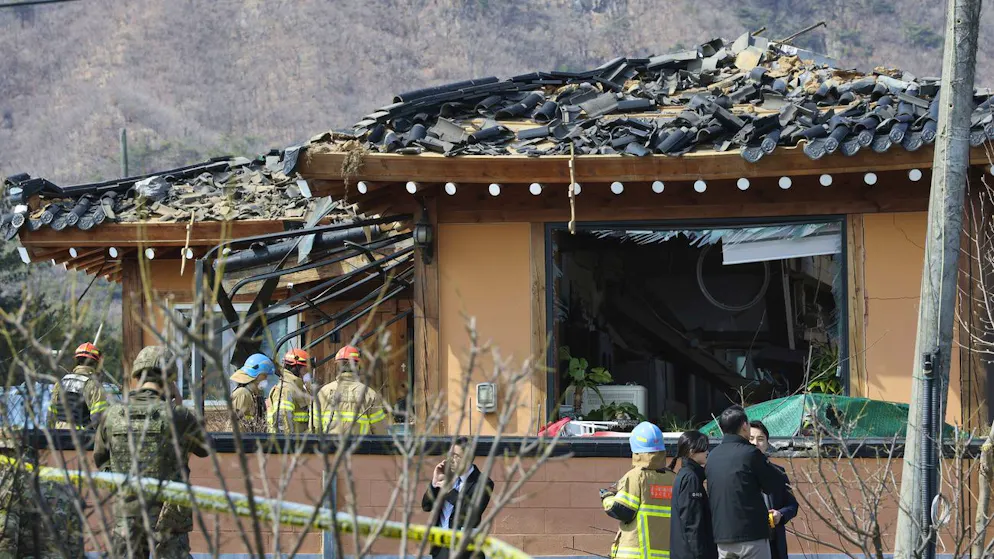 Rettungskräfte vor einem Haus, das am Donnerstag versehentlich von einer Bombe getroffen wurde.