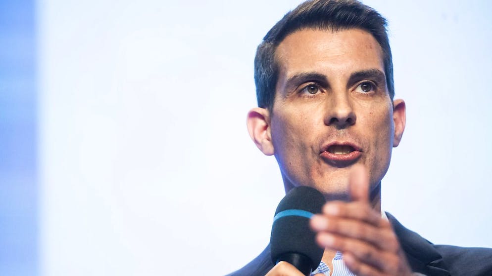 FDP-Präsident Thierry Burkart plädierte in einem Interview dafür, dass die Schweiz bei Rüstungsprojekten nach Möglichkeit europäische Anbieter bevorzugt. (Archivbild)