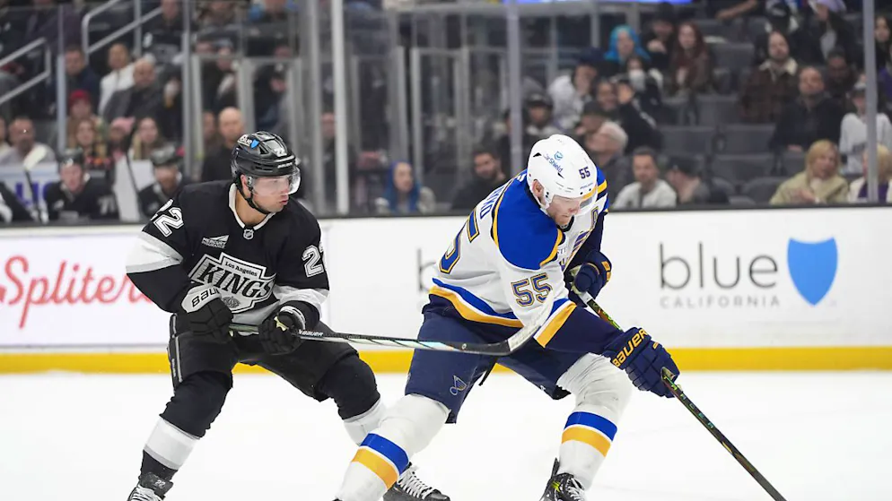 Kevin Fiala (links) auf der Verfolgung von Colton Parayko von den St. Louis Blues