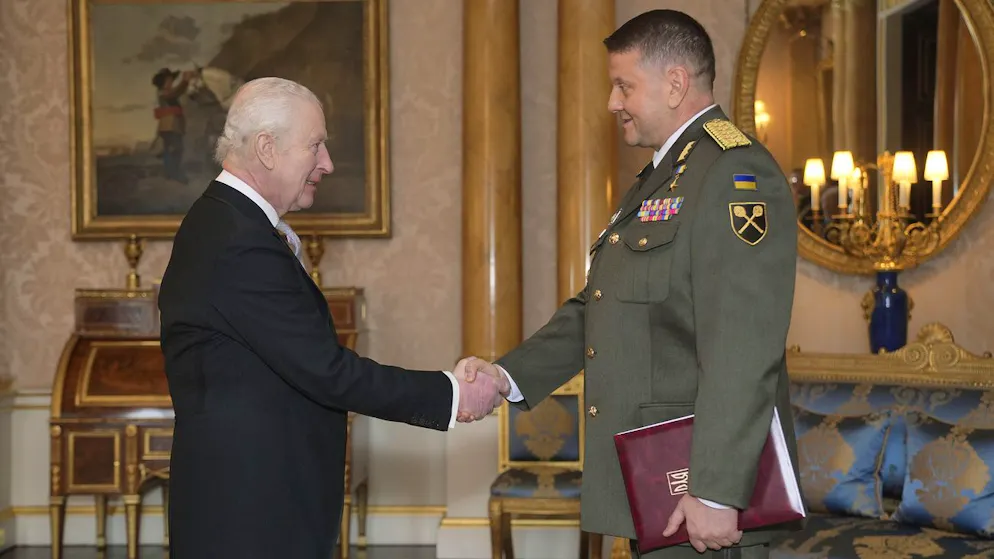 Der ukrainische Botschafter General Walerij Saluschnyj wird am 20. Februar im Londoner Buckingham Palace von König Charles III empfangen.