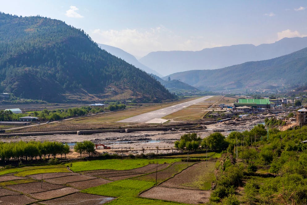 Seine Lage in einem tiefen Tal macht die Landung auf dem Paro International Airport in Bhutan nicht einfach. 