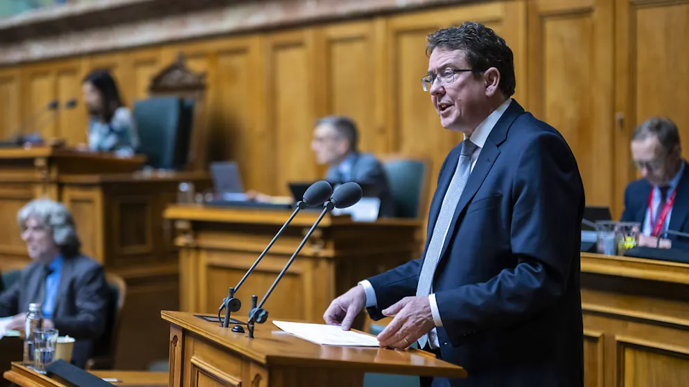 Bundesrat Albert Rösti warb im Nationalrat erfolgreich für die Verlängerung des Gentech-Moratoriums.
