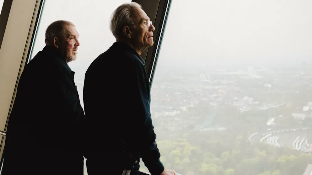«Tatort» im Check: Warum steht der Kölner Fernsehturm leer?. Max Ballauf (Klaus J. Behrendt, rechts) und Freddy Schenk (Dietmar Bär) schauen sich ihr Köln vom Fernsehturm von oben an.