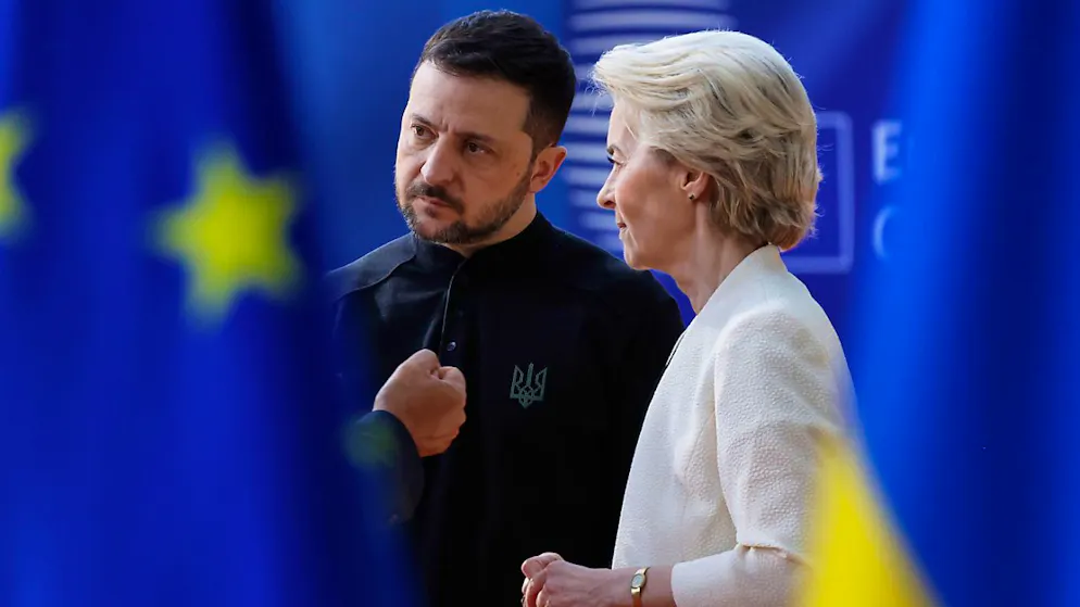 Der Präsident des Europäischen Rates Antonio Costa (l-r, verdeckt), der ukrainische Präsident Wolodymyr Selenskyj und die Präsidentin der Europäischen Kommission, sprechen miteinander, während sie zu einem EU-Sondergipfel in das Gebäude des Europäischen Rates kommen. Foto: Omar Havana/AP/dpa