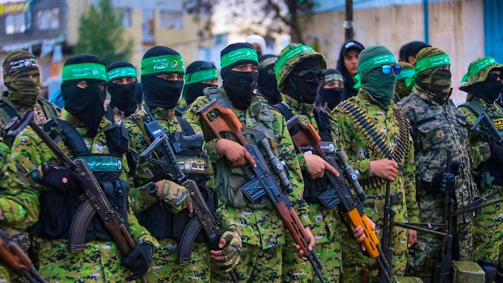 ARCHIVE - Masked and armed members of the terrorist organization Hamas line up in Rafah in the Gaza Strip ahead of the planned release of Israeli hostages. Photo: Jehad Alshrafi/AP/dpa