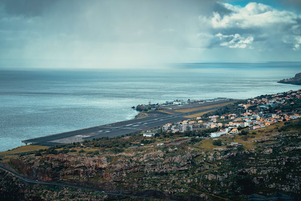 Auf Madeira, eine autonome Region Portugals, erwartet Reisende eine Landebahn, die teils auf Stelzen im Wasser gebaut ist.