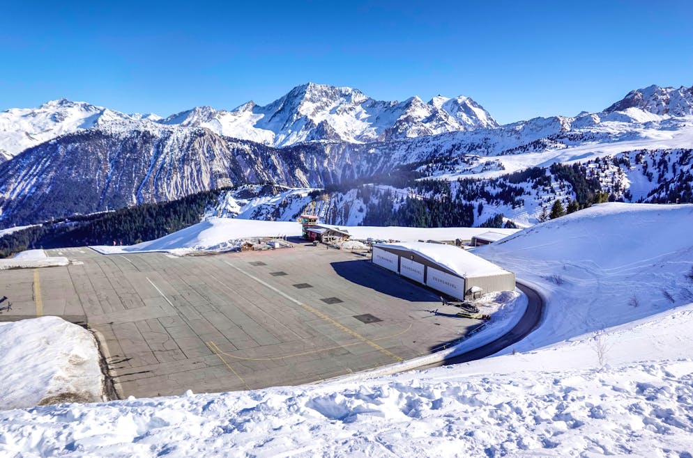 Liegt auf 2000 Metern Höhe: das bergaufwärts verlaufende Rollfeld des Altiports in Courchevel.