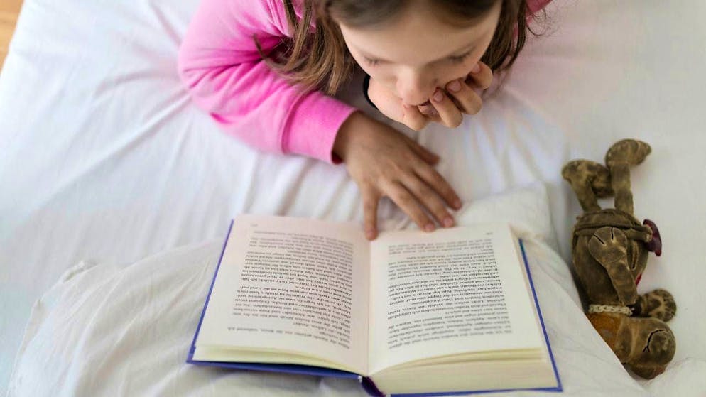 Five books have been nominated for this year's Swiss Children's and Young People's Book Prize. The topics range from the dynamics of football teams and first sexual experiences to death and disability as part of life. (archive picture)