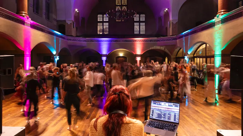 Ecstatic Dance im Selbstversuch. Sich in Trance tanzen – doch der Saboteur ist immer dabei