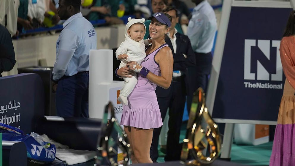 Belinda Bencic zeigt sich nach ihrem Turniersieg in Abu Dhabi mit Tochter Bella