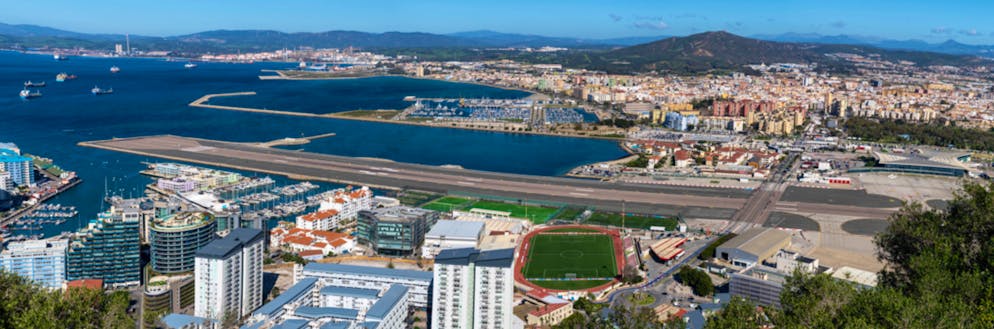 In Gibraltar kreuzt die Start- und Landebahn die einzige Strassenverbindung zu Spanien. 