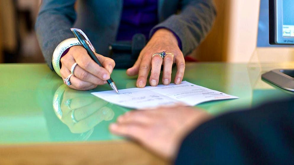 In Switzerland, banking services often still involve a visit to a branch. (archive image)