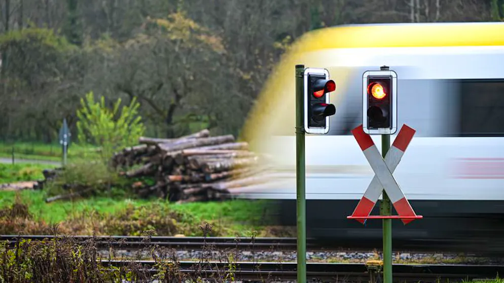 Zwei Männer haben in Unterjesingen bei Tübingen ein Zugunglück verhindert.