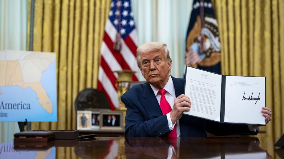 US-Präsident Donald Trump zeigt am Donnerstag im Oval Office das von ihm unterschriebene Dekret, mit dem die Zölle auf Importe aus Kanada und Mexiko bis 2. April aufgeschoben werden. 