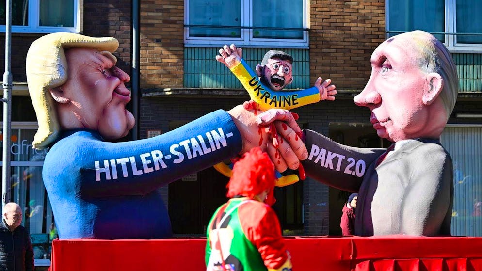 A float with a Trump-Putin motif will be shown at the Rose Monday parade in Düsseldorf on March 3.