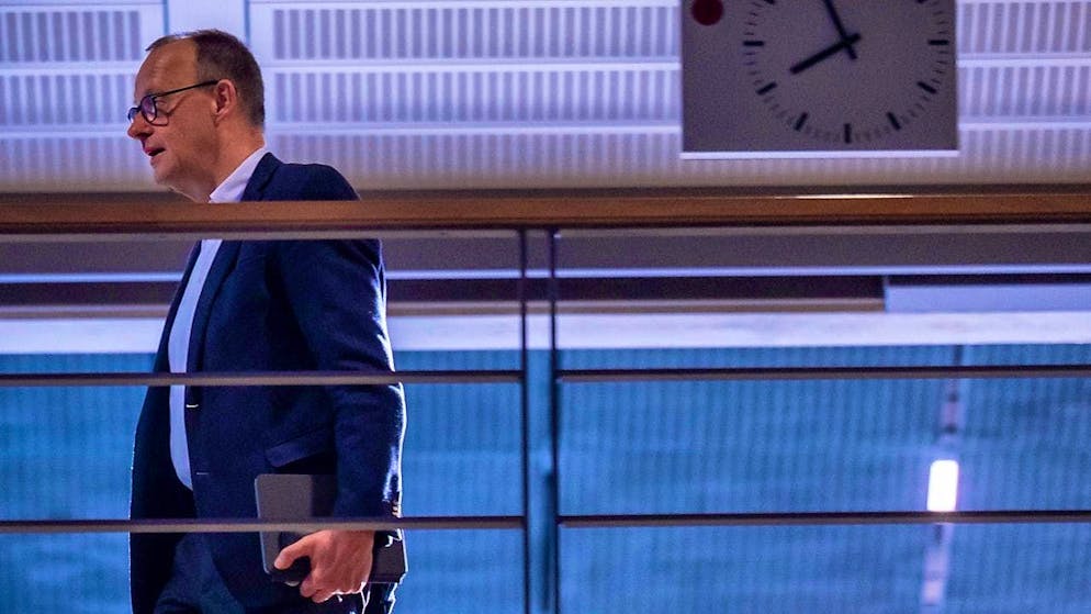 dpatopbilder - Friedrich Merz, CDU candidate for chancellor and CDU federal chairman, arrives at the Bundestag for the exploratory talks between the CDU/CSU and SPD. Photo: Michael Kappeler/dpa