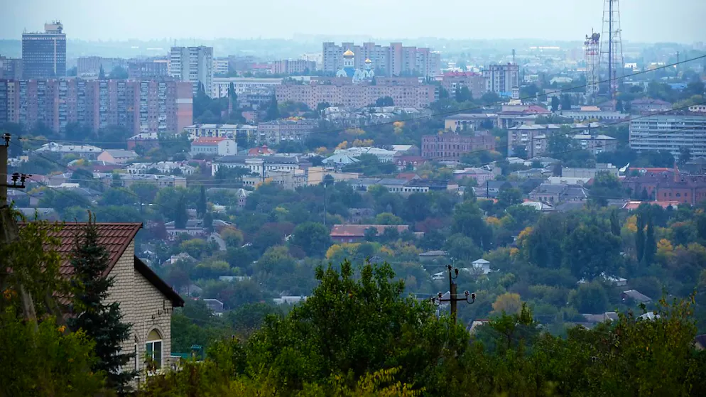 ARCHIV - Ein Blick auf die Stadt Luhansk. Foto: -/AP/dpa
