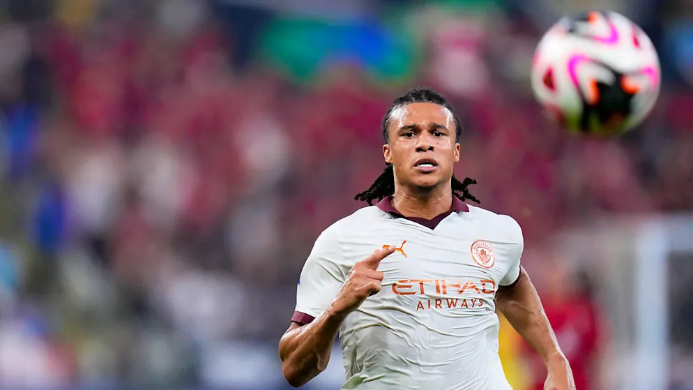 Den Ball für ein paar Wochen nicht mehr so genau im Blick: Nathan Aké muss nach einer Fussoperation pausieren.