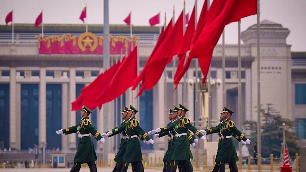 dpatopbilder - Chinese soldiers march to their posts in front of the Great Hall of the People. Photo: Vincent Thian/AP/dpa