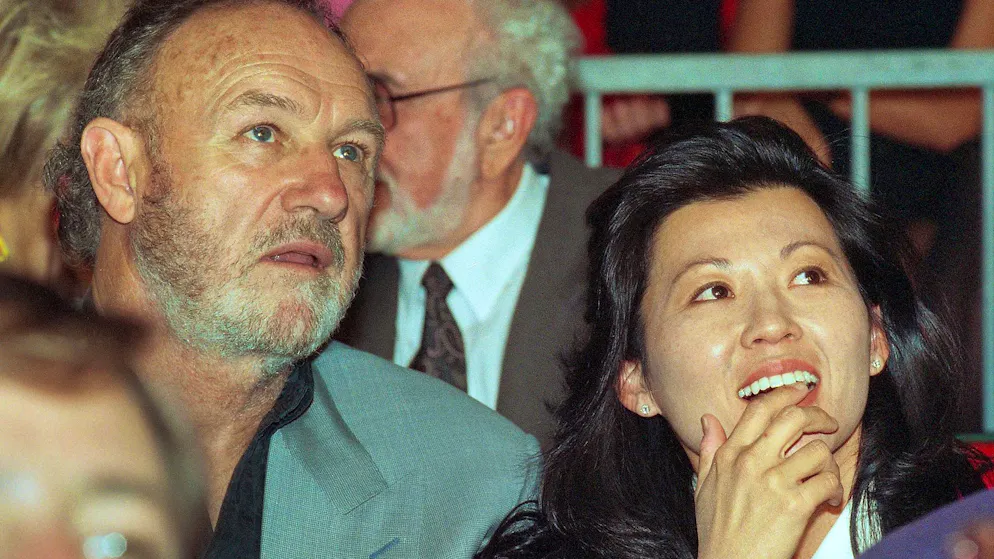 Hackman-Tod: Ehefrau starb wohl eine Woche vor Filmstar - Gallery. Der Schauspieler Gene Hackman mit seiner Frau Betsy Arakawa: Ihre Todesursache ist nun bekannt. (Archivbild von 1993)