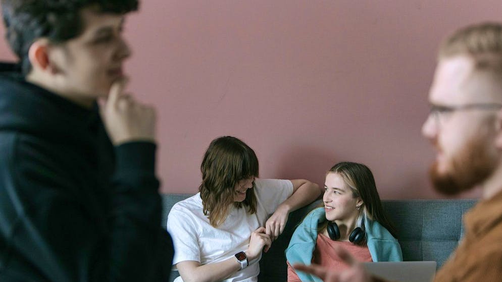 Ein Gespräch zwischen Eltern und Kindern schafft Vertrauen und hilft dabei, sie vor schädlichen Inhalten im Netz zu schützen.