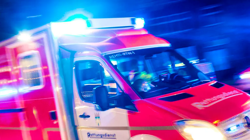 A woman in Seuzach had to be taken to hospital after being pushed out of a window. (symbolic image)