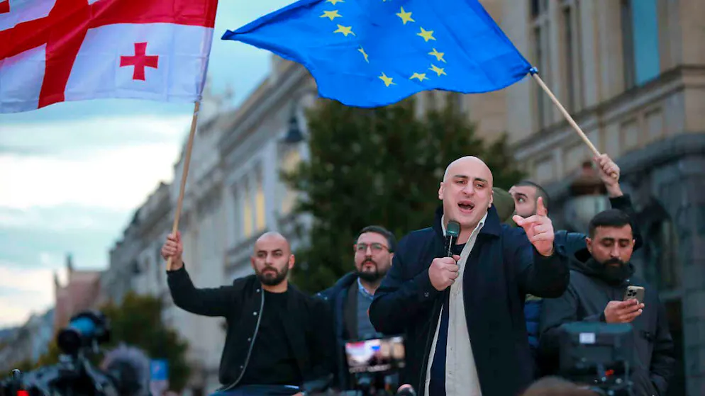 ARCHIV - Nika Melia von der Koalition für den Wandel spricht während einer Kundgebung gegen angebliche Verstöße bei den jüngsten Parlamentswahlen zur Menge. Foto: Zurab Tsertsvadze/AP/dpa