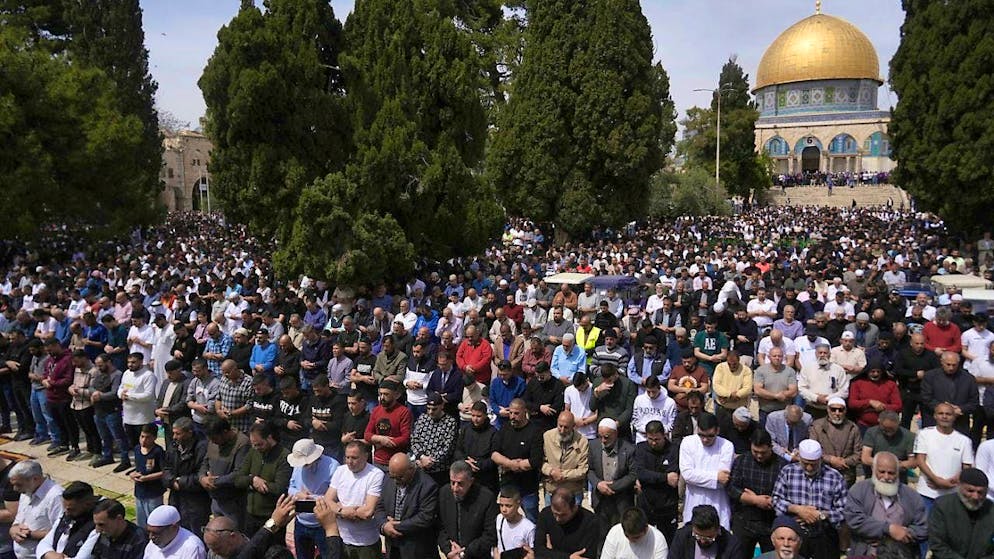 ARCHIVE - Muslims pray on the grounds of the Al-Aqsa Mosque. Photo: Mahmoud Illean/AP/dpa