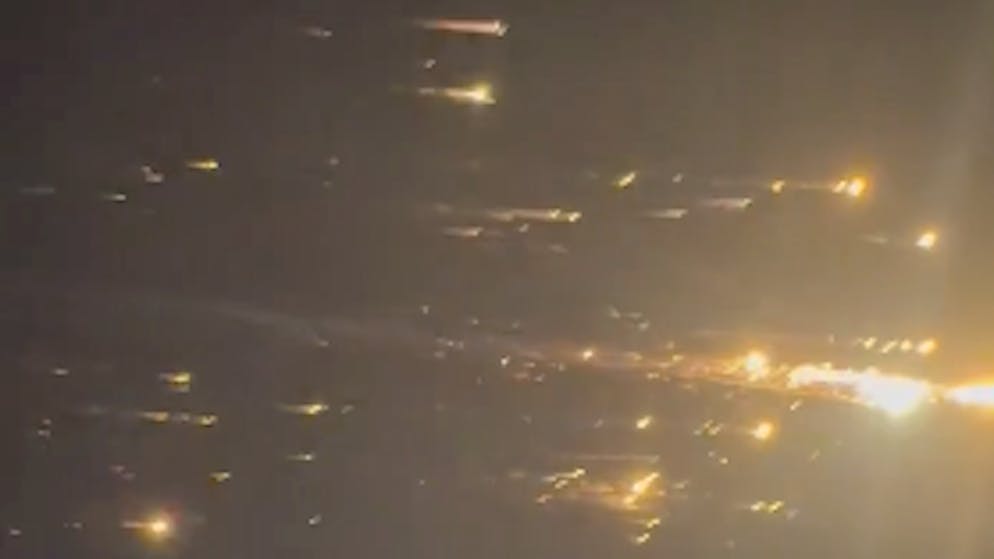 Leuchtende Trümmerteile sichtbar. Starship-Rakete explodiert – Flugstörungen