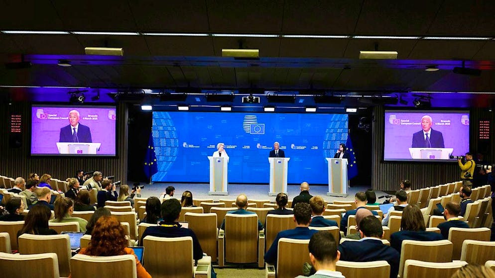 The President of the European Commission, Ursula von der Leyen (l), and the President of the European Council, Antonio Costa (M), speak at a media conference during an EU summit in Brussels. Photo: Omar Havana/AP/dpa