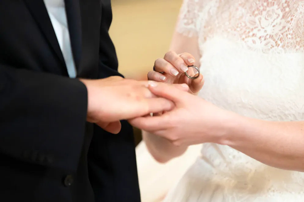 Bei der Sendung lernen die Singles ihre neuen Partner am Tag der Hochzeit kennen. (Symbolbild)