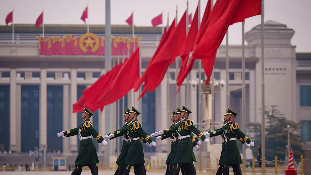 dpatopbilder - Chinesische Soldaten marschieren vor der Großen Halle des Volkes auf ihren Posten. Foto: Vincent Thian/AP/dpa