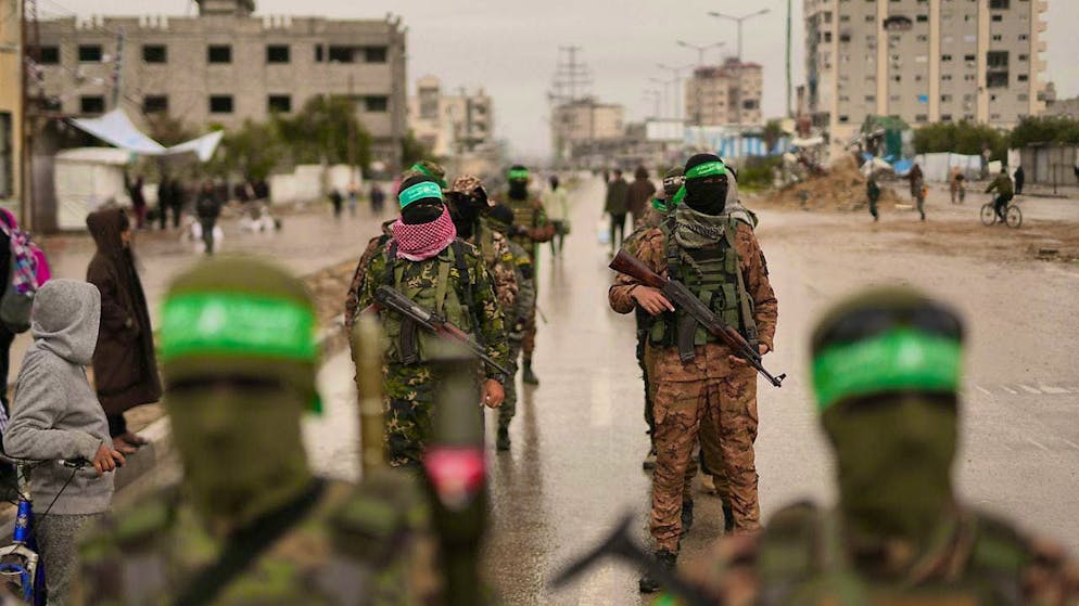 ARCHIVE - Masked and armed members of the terrorist organization Hamas take up position in Nuserait in the Gaza Strip ahead of the planned release of several Israeli hostages. Photo: Abdel Kareem Hana/AP/dpa
