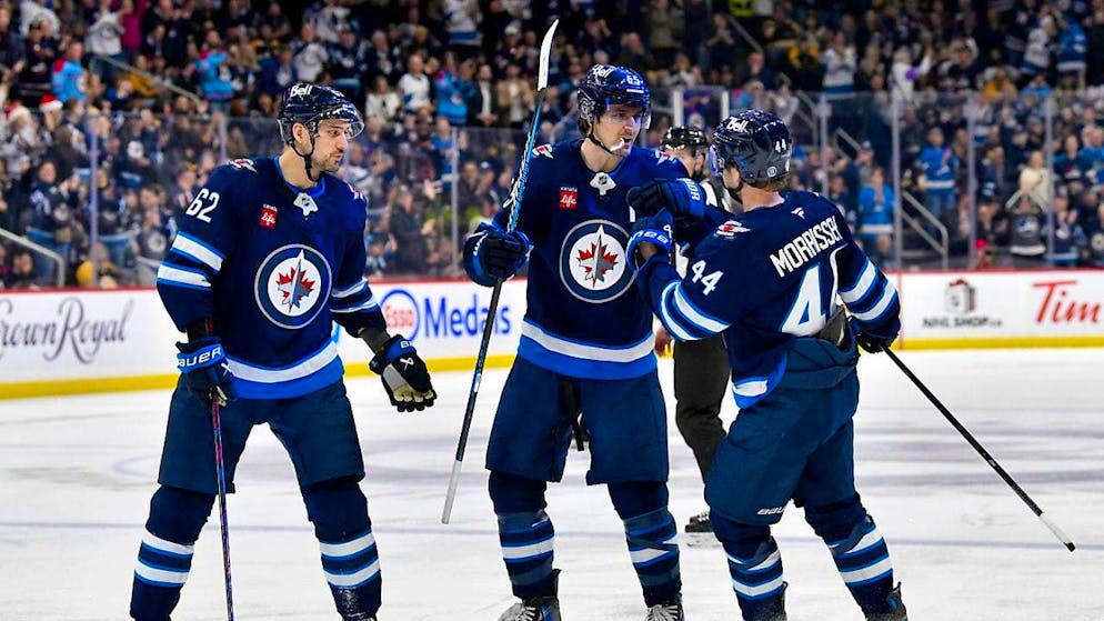 Nino Niederreiter (left) returns to winning ways with the Winnipeg Jets