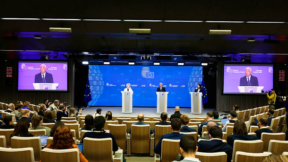 Die Präsidentin der Europäischen Kommission, Ursula von der Leyen (l), und der Präsident des Europäischen Rates, Antonio Costa (M), sprechen bei einer Medienkonferenz anlässlich eines EU-Gipfels in Brüssel. Foto: Omar Havana/AP/dpa