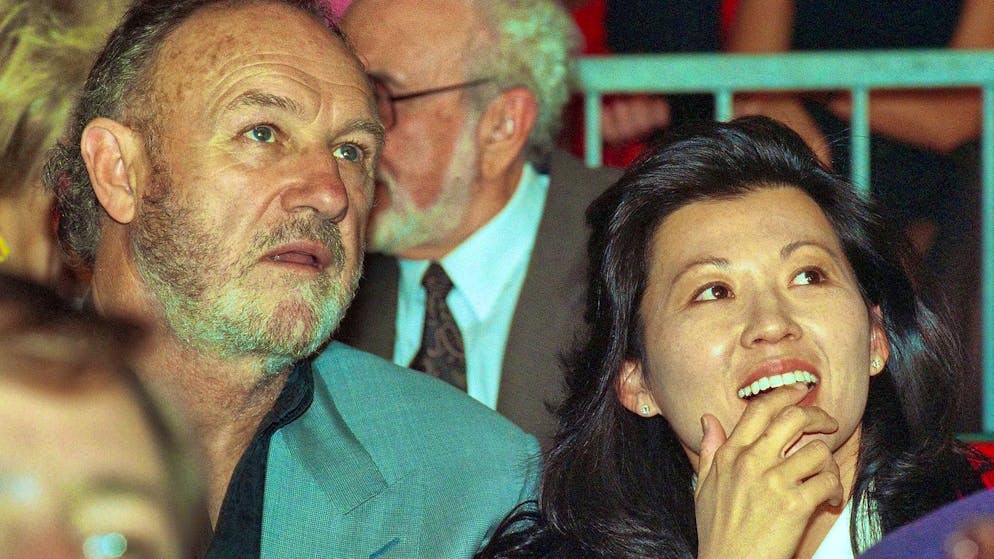 Hackman death: Wife probably died a week before movie star - Gallery. Actor Gene Hackman with his wife Betsy Arakawa: her cause of death is now known. (Archive picture from 1993)
