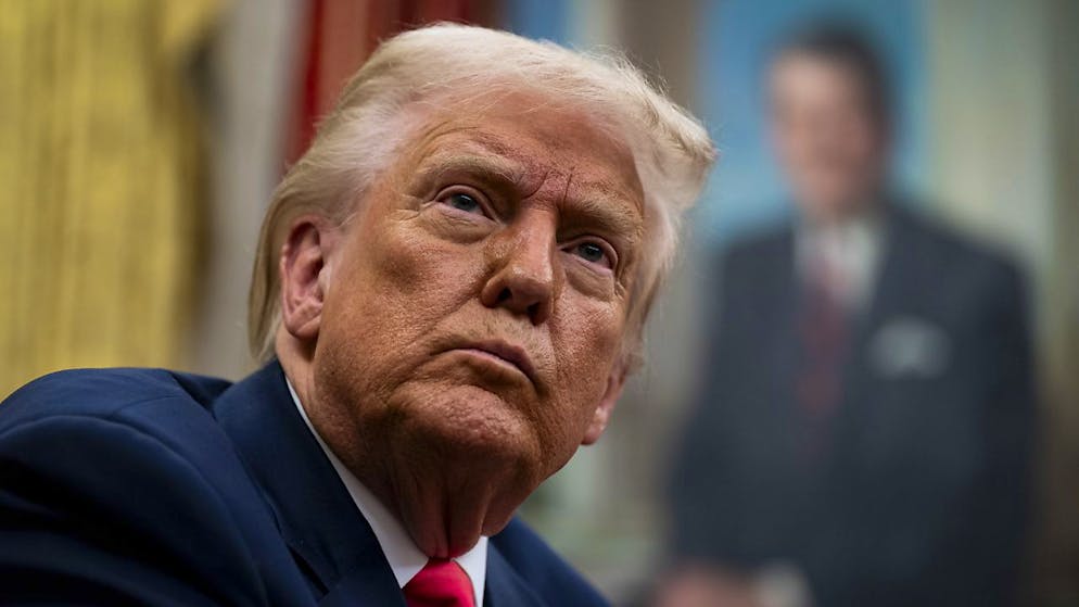 Nei giorni antecedenti al suo giuramento come 47esimo presidente degli Stati Uniti d'America, che ha avuto luogo il 20 gennaio 2025, Donald Trump ha lanciato la moneta meme $TRUMP.