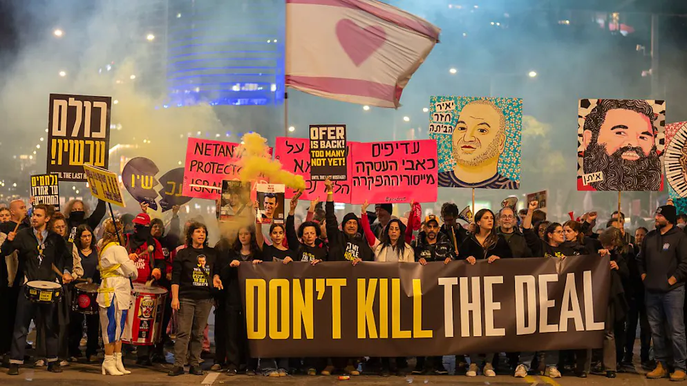 ARCHIV - Die Familien der Geiseln und ihre Unterstützer versammeln sich in Tel Aviv und fordern die Freilassung aller Geiseln. Foto: Ilia Yefimovich/dpa/Archivbild