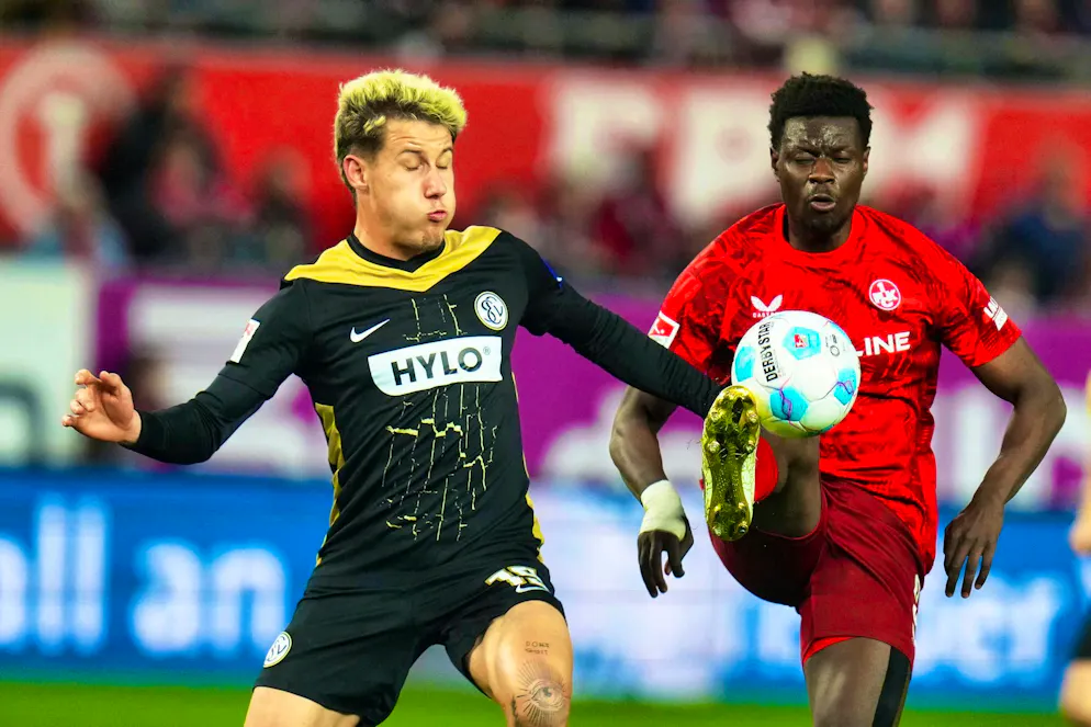Ragnar Ache (r) put 1. FC Kaiserslautern ahead against SV Elversberg.
